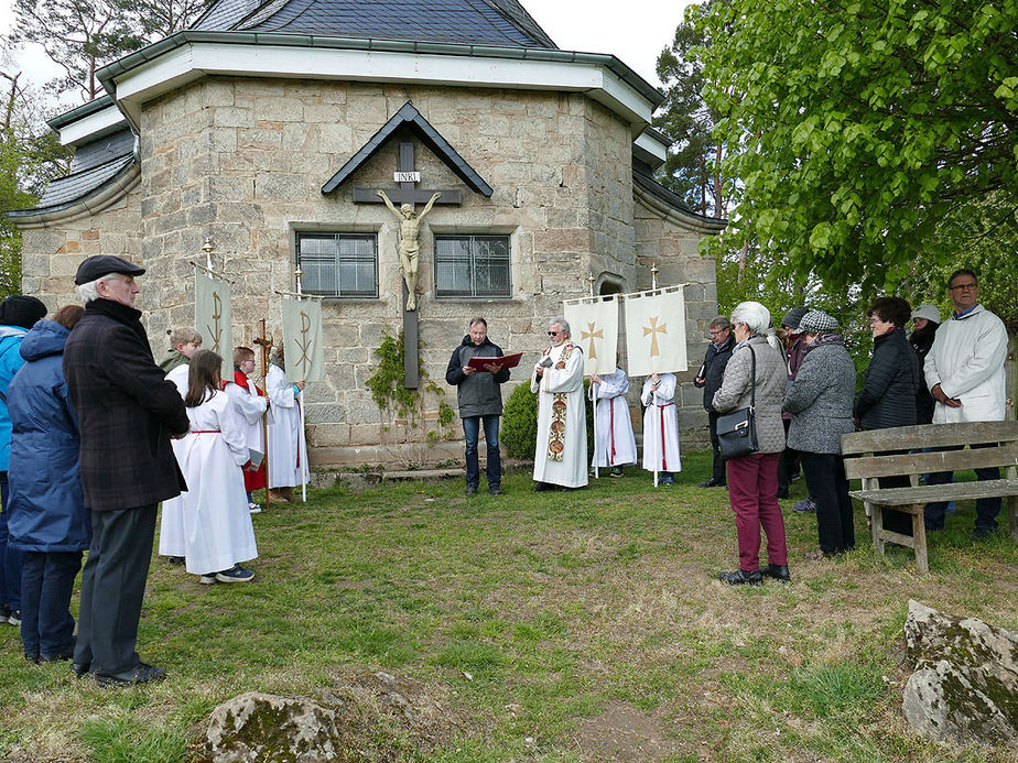 Bittprozession an der Weingartenkapelle (Foto: Karl-Franz Thiede)